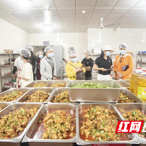 株洲市南方中学开展家长代表进食堂品餐评餐活动