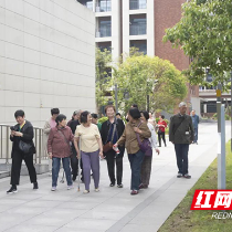 株洲市南方中学召开离退休教师座谈会