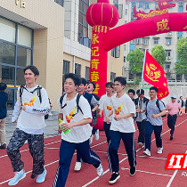 株洲市十三中举行高三成人礼活动