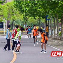 跑过风景、跑过青春 湖南铁科职院举行环校园接力赛