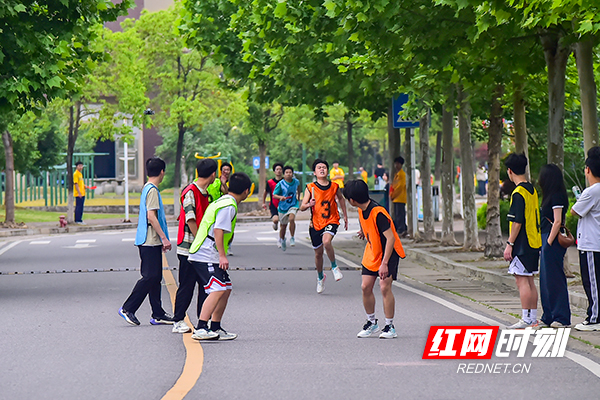 跑过风景、跑过青春 湖南铁科职院举行环校园接力赛