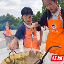 劳动基地变思政课堂 渌口区松西子小学师生同做“红军餐”