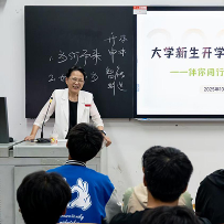 湖南化工职院校长走进新生班级召开主题班会