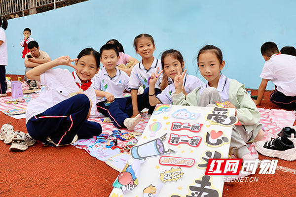 株洲市外国语学校小学部：爱心跳蚤市场开市，跨千里芒果公益情持续传递