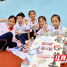 株洲市外国语学校小学部：爱心跳蚤市场开市，跨千里芒果公益情持续传递