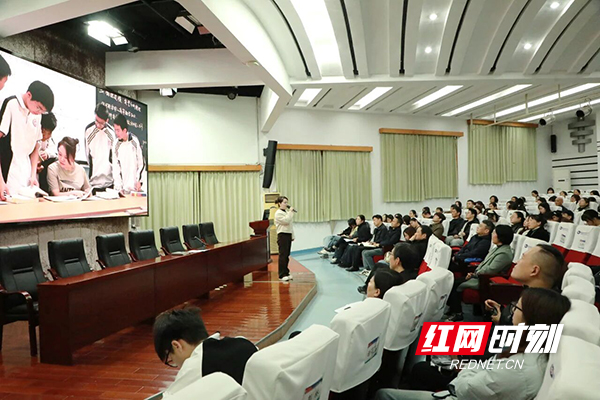 株洲市四中举办“教育家精神万里行”专题宣讲活动