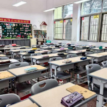 株洲市芦淞区：“破旧课桌”焕新颜，学子舒心上课堂