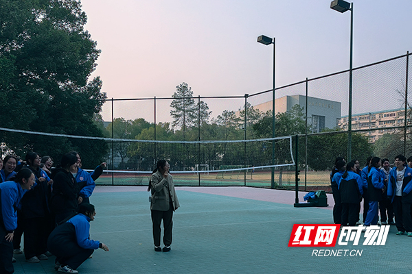 株洲市九方中学为高三学子开展减压心理拓展活动