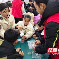 茶陵县选调生开展乡镇环保教育,把绿水青山“装进”小学课堂