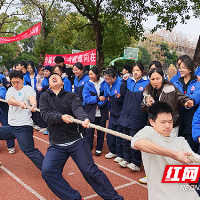 株洲市九方中学高三年级开展拔河比赛