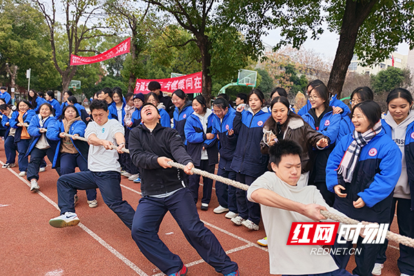 株洲市九方中学高三年级开展拔河比赛
