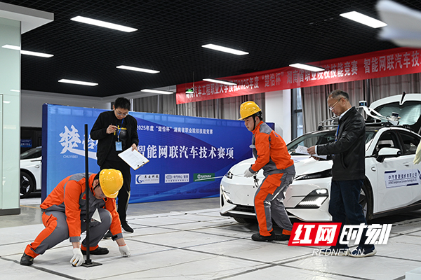 9.智能网联汽车技术比赛现场.jpg