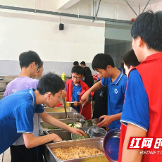 学生掌勺体验劳动乐趣 天元区隆兴中学劳动课化身“美食课堂”