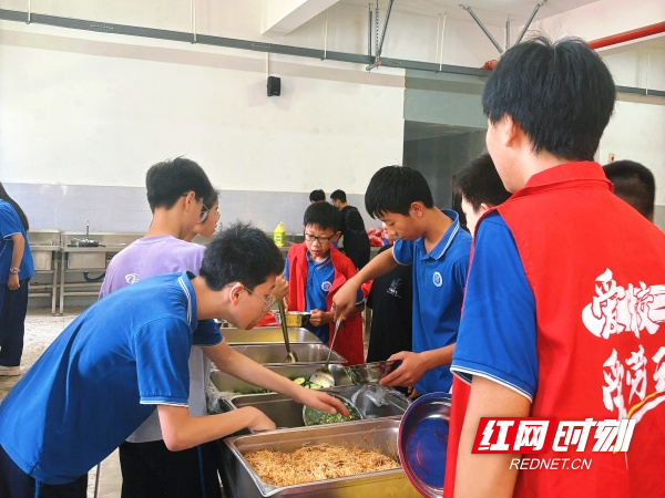 学生掌勺体验劳动乐趣 天元区隆兴中学劳动课化身“美食课堂”