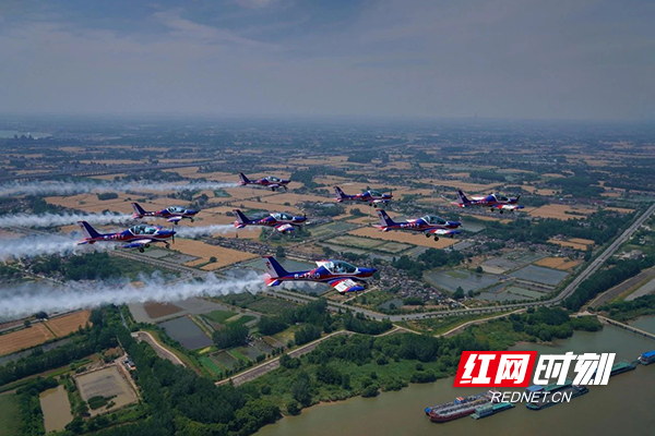 “阿若拉”飞机“空中应援”苏超联赛，株洲造的浪漫火爆出圈