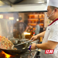 高温下的奋斗者⑤丨厨师：用“坚韧”烹制最炙热的人间烟火