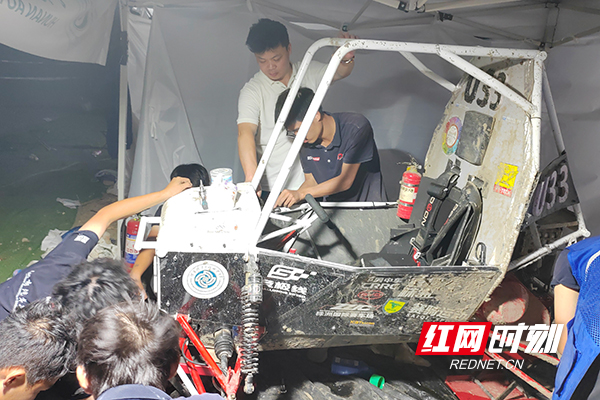 DR车队耐力赛前抢修整备车辆.jpg