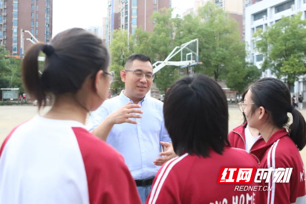 同济大学物理学院副院长张建卫带领株洲景弘学子探索物理奥秘