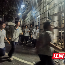 株洲市十三中开展寄宿生夜间应急疏散演练