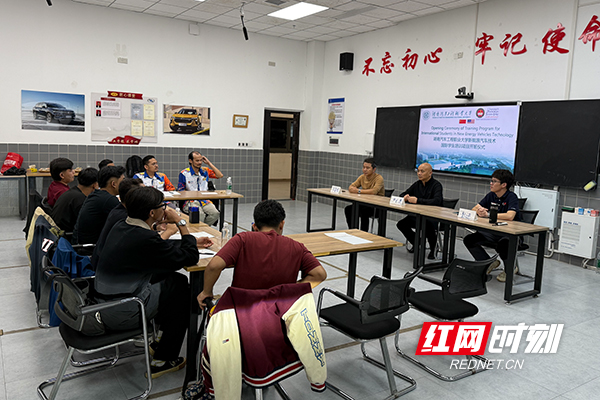 马来西亚师生团赴湖南汽车工程职业大学，开启汽车技术与文化研学之旅