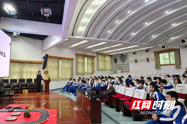 株洲市四中举行脑机技术探索专题讲座