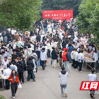 湖南化工职院举办第14届校园美食节