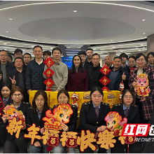 湖南铁道职院:春运一线显担当 校企慰问暖人心