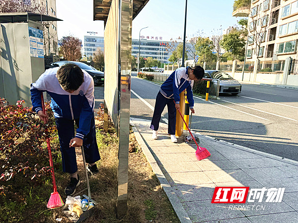 天元区隆兴中学开展学雷锋实践活动