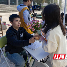 湖南化工职院开展“‘植’因你来 共赴春天”绿植领养主题活动