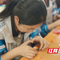 株洲市九方中学心理课堂出新招:制作“护体神兽”为高三学子加油