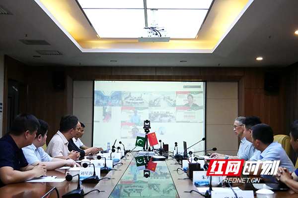 1.校长尹万建出席中巴新能源汽车高技能人才培养工坊投运挂牌仪式.jpg 1.校长尹万建出席中巴新能源汽车高技能人才培养工坊投运挂牌仪式.jpg