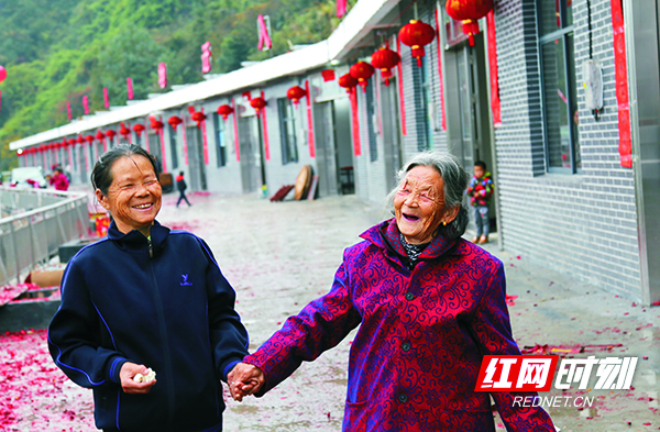 2茶陵县腰潞镇潞理村易地搬迁户同时举行乔迁入新屋，画面两个老人家都是贫困户，都还健在（右边的90多岁了）。左边是颜运姑（是贫困户，但是不享受易地搬迁）；右边红色是邓回英（贫困户，户主是其子杨海燕）.jpg