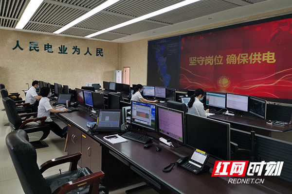 供电人员精心调控.jpg 供电人员精心调控.jpg
