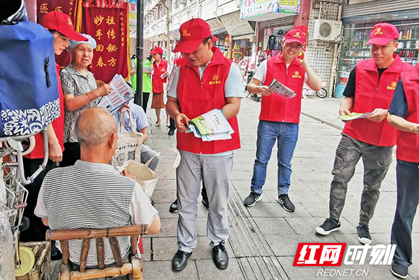 发放宣传单。.jpg