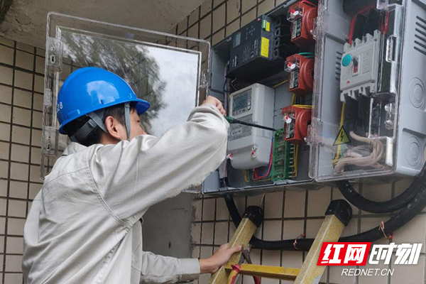 0811供电公司工作人员在渌口区机关事务中心更换过载电表02.jpg