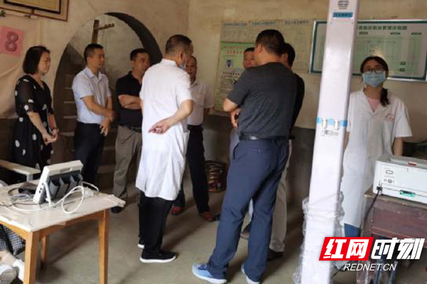 考察组在龙船镇板塘村现场交流.jpg 考察组在龙船镇板塘村现场交流.jpg