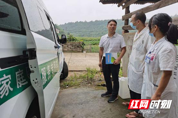 考察组了解云体检车使用情况.jpg 考察组了解云体检车使用情况.jpg