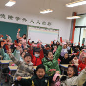 快来看,隆兴小学的孩子开学人人拿红包!