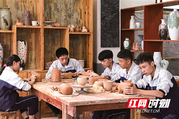 醴陵市陶瓷烟花职业技术学校扶贫“自强班”学生正在学习做泥塑。.jpg