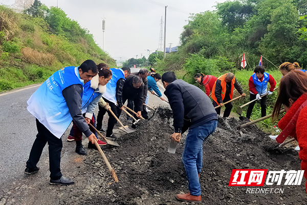 雷打石镇胜塘村志愿者对海校前面的一段破损道路进行修复，方便了此路段的行人和车辆的出行。.jpg