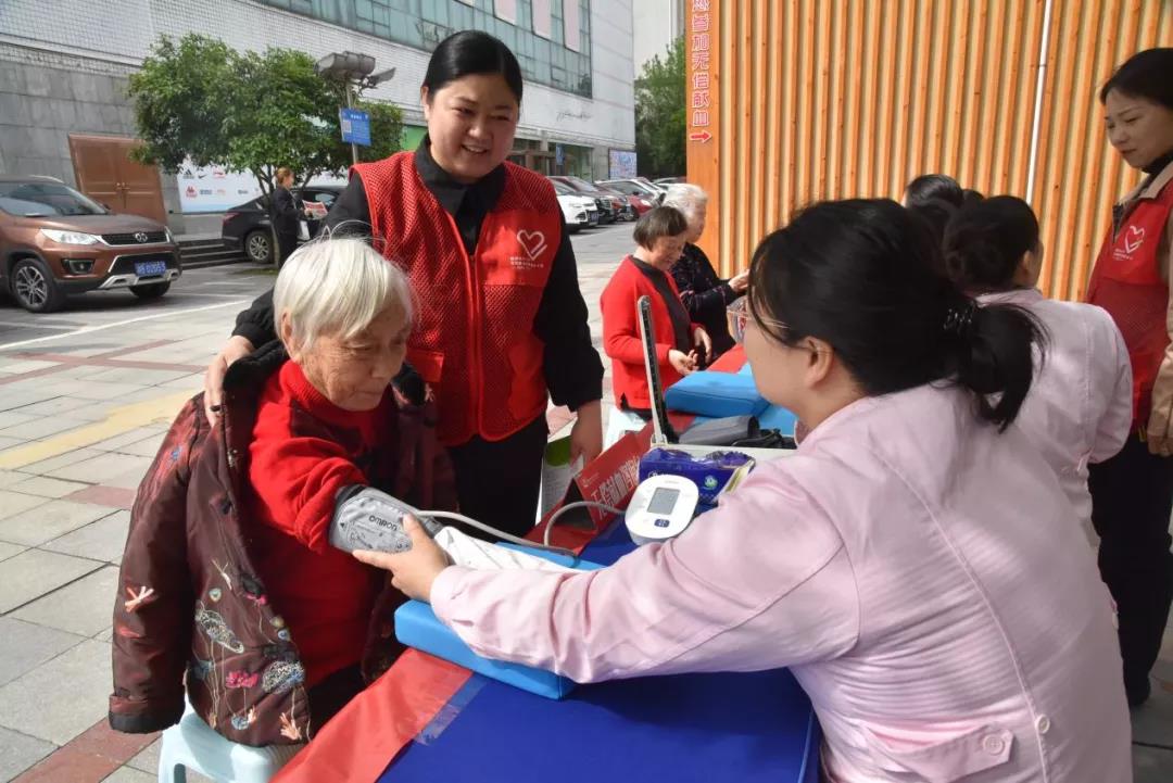 为老人提供贴心的义诊服务.jpg