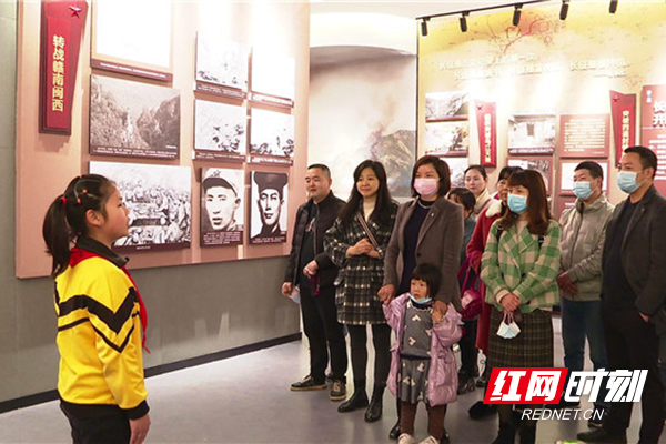 育红小学14 名学生走进渌口博物馆，以“红领巾小小讲解员”的身份，为前来参观学习的市民、游客讲解党史.jpg