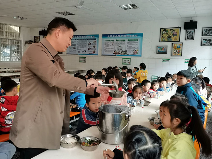 为学生舀汤.jpg
