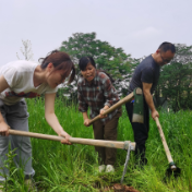 天鹅湖学校党支部开展义务除草、开垦荒地活动