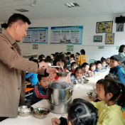 株董路小学：校长伯伯陪餐，奖励“光盘行动”优秀班级