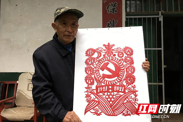 天元區八旬老人剪紙慶祝建黨100週年