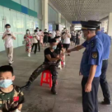 天元区：爱心企业捐赠的物资源源不断涌向株洲西站   