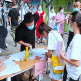 贺家土小学组织毕业生开展疫苗接种工作