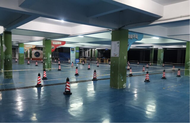 银海学校连夜布置核酸检测点.jpg
