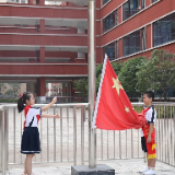 白鹤菱溪小学举行“致敬英雄 强国有我”主题开学典礼